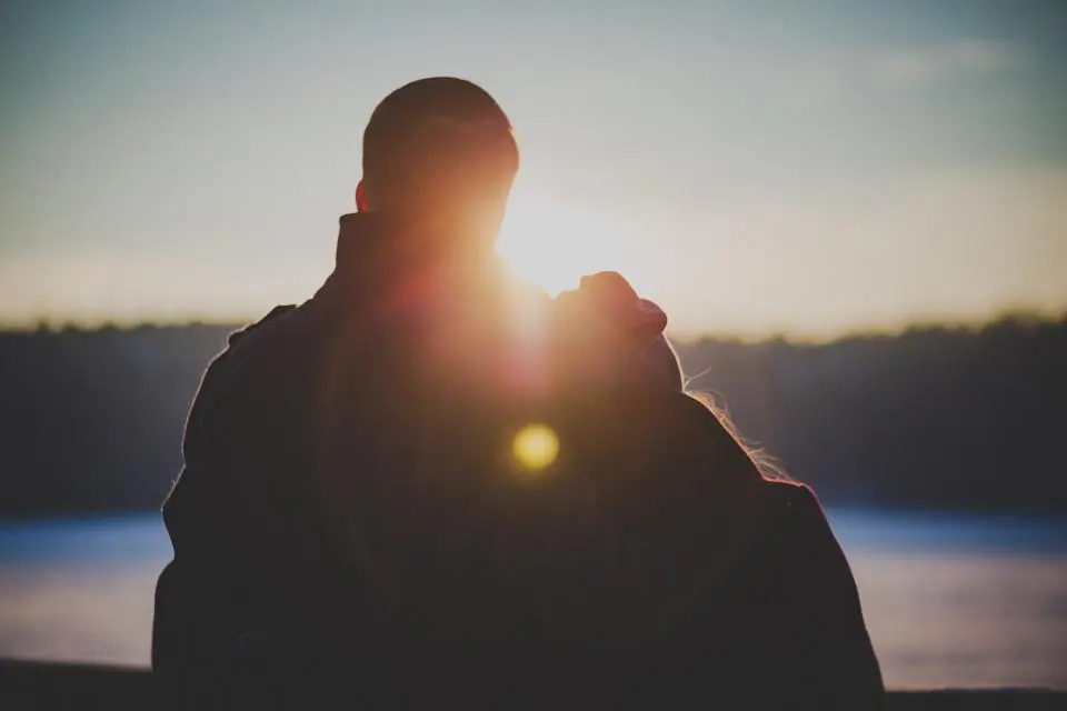 Un couple en silhouette à contre-jour